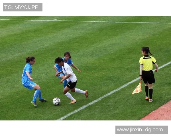 女足球明星的风采与魅力展现她们在绿茵场上的无畏与坚持